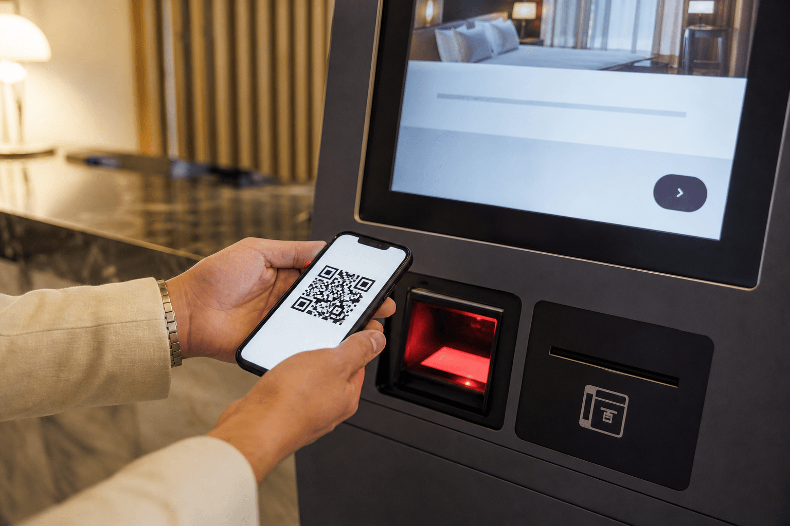 QR 이용 시: 휴대폰을 스캐너에 대는 모습